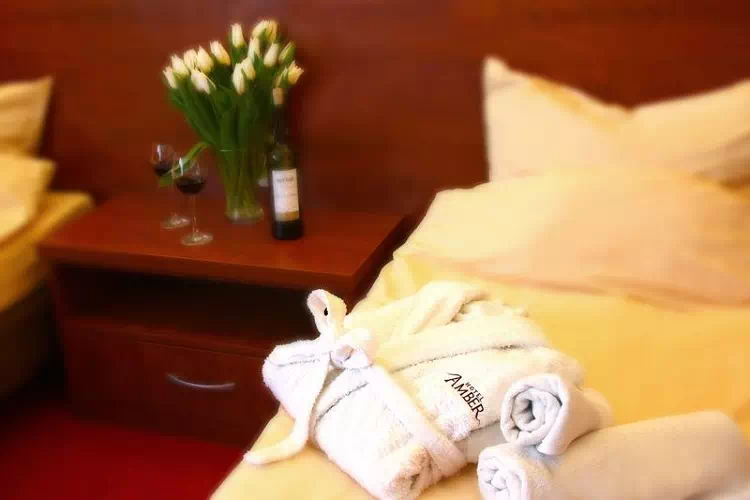 Łóżka hotelowe ze szlafrokami